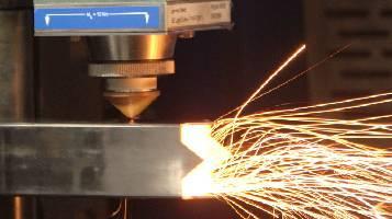 ما هو سمك القطع التي تستطيع آلة القطع بالليزر الليفي بقوة 15000 واط قطعها؟